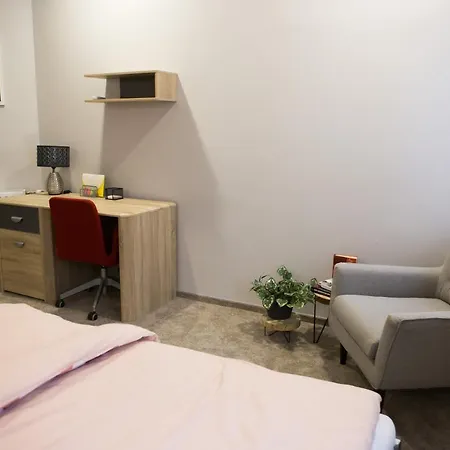 Kikelet Apartman شقة *